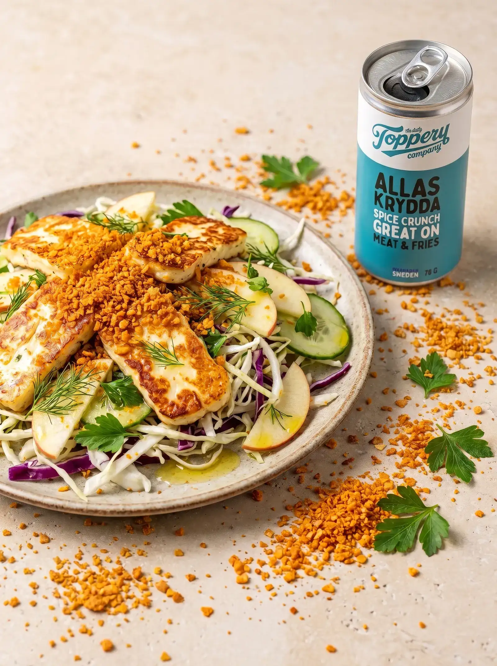 Halloumi & Apple Slaw Salad toppad med Toppery Allas Krydda